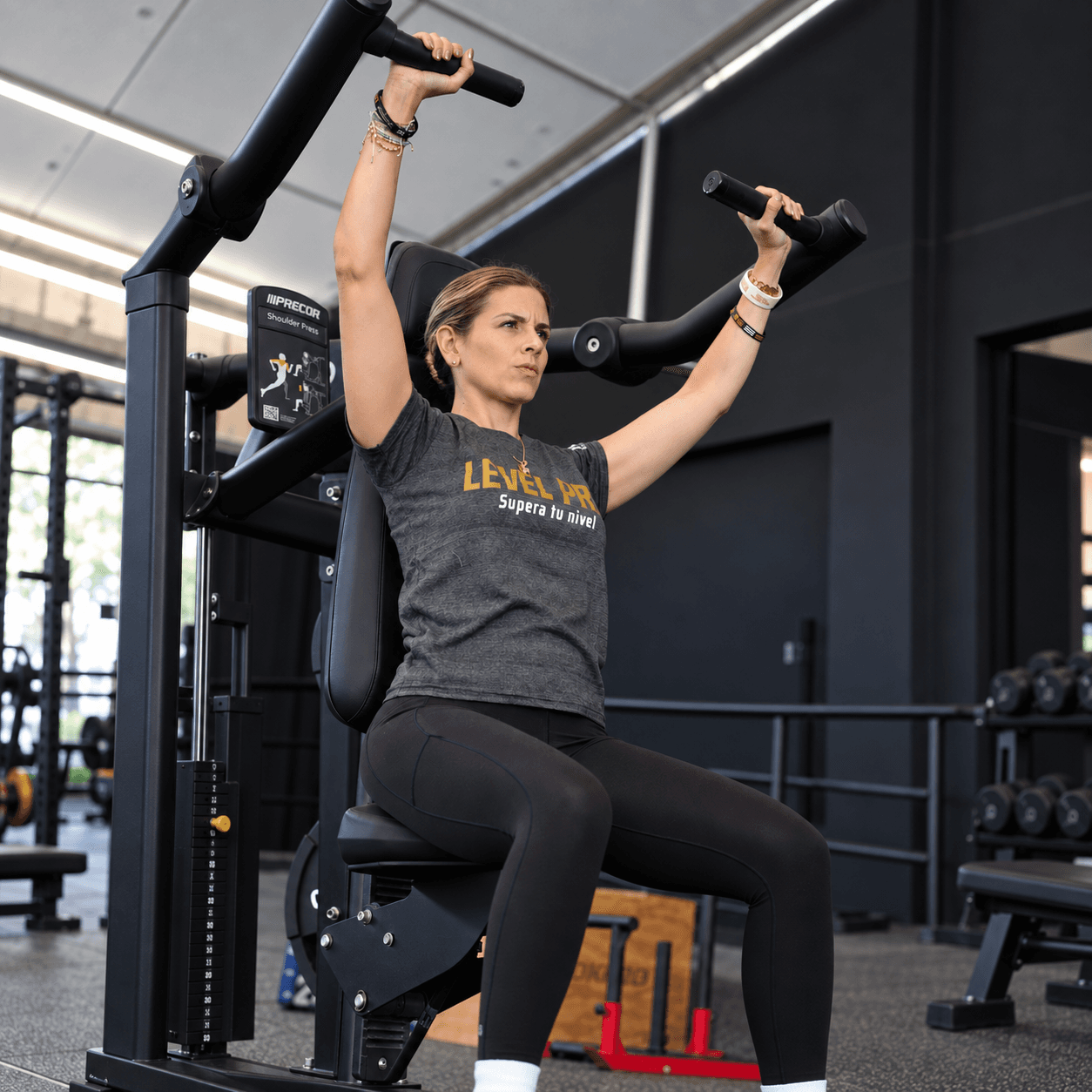 Contribuye al desarrollo y mantenimiento de la masa muscular junto con el entrenamiento.