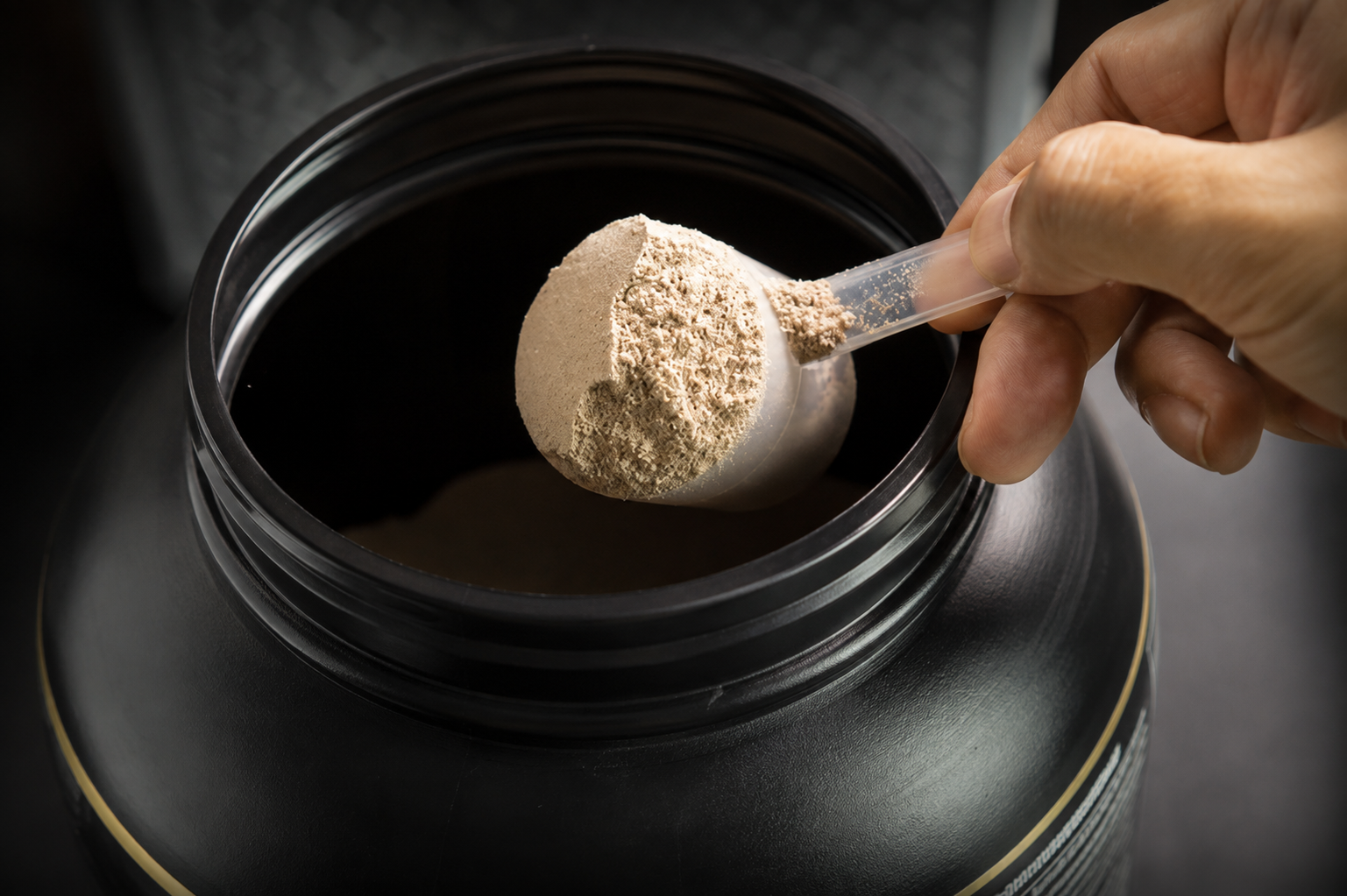Cuchara medidora con whey protein blend en polvo